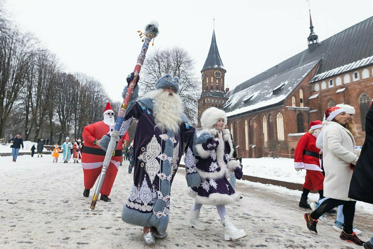 В Калининграде состоялся забег Дедов Морозов (фоторепортаж)    - Новости Калининграда | Фото: Александр Подгорчук / «Клопс»