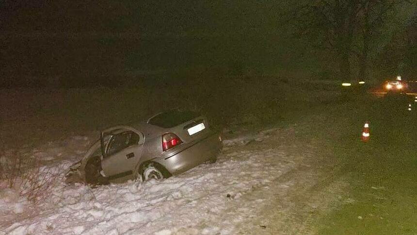 В Гурьевском районе автомобиль врезался в дерево и разорвался на две части, одну из них отбросило в кювет  - Новости Калининграда | Фото: пресс-служба УМВД по Калининградской области