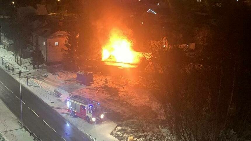 На окраине Калининграда загорелась пристройка жилого дома (видео) - Новости Калининграда | Фото очевидцев