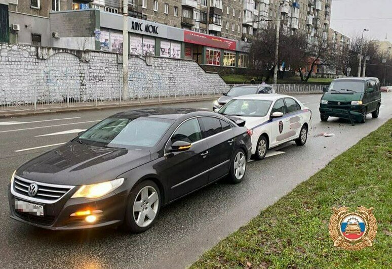 Двое в больнице: на Москпроспекте паровозиком столкнулись две легковушки и микроавтобус  - Новости Калининграда | Фото: пресс-служба регионального УМВД