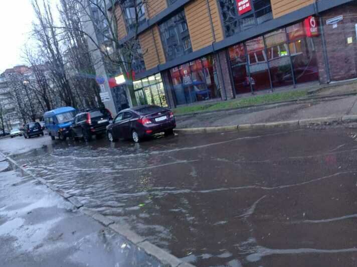 Не перепрыгнешь, не пройдёшь: хит-парад калининградских луж (фото, видео) - Новости Калининграда | Фото: предоставил очевидец