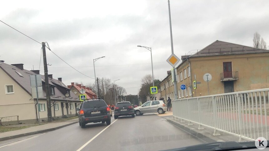 «Всё дело в заборе»: на Карташева после реконструкции случилось первое ДТП (фото) - Новости Калининграда | Фото читателя