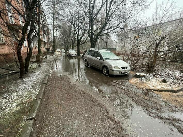 Не перепрыгнешь, не пройдёшь: хит-парад калининградских луж (фото, видео) - Новости Калининграда | Фото: предоставил очевидец