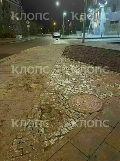 Оставшаяся на Красной брусчатка уходит под землю  | Фото: очевидец  