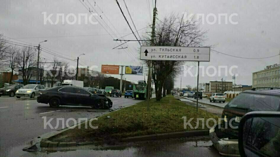 На Московском проспекте столкнулись две машины, перегородив часть трассы (видео) - Новости Калининграда | Фото: очевидец