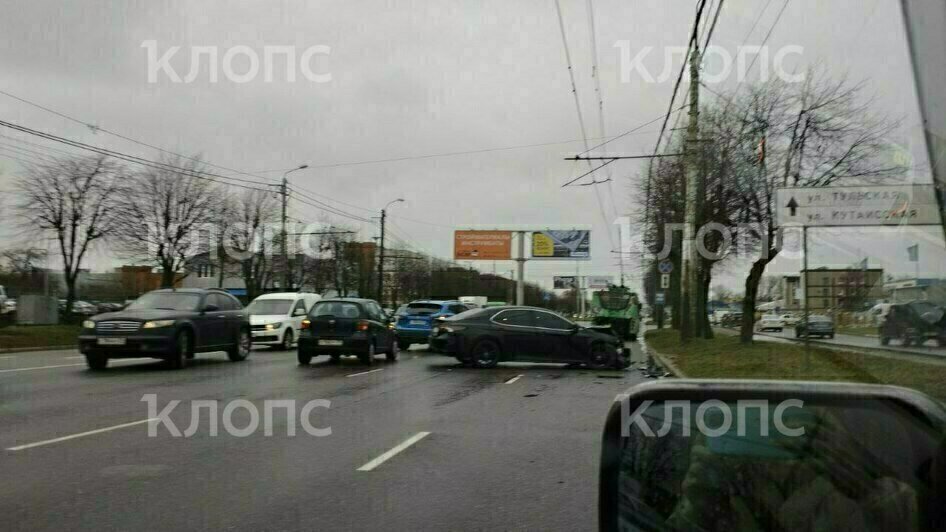 На Московском проспекте столкнулись две машины, перегородив часть трассы (видео) - Новости Калининграда | Фото: очевидец