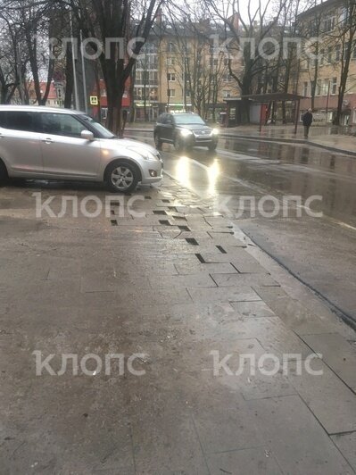 Уплывающая на дорогу плитка на улице Красной  | Фото: Мария Медяник 