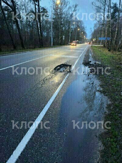 На балтийской трассе выросла метровая яма, несколько машин повредили колёса (фото) - Новости Калининграда | Фото: «Клопс»