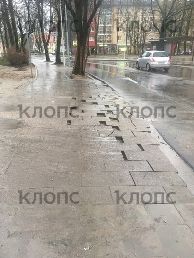 Уплывающая на дорогу плитка на улице Красной  | Фото: Мария Медяник 