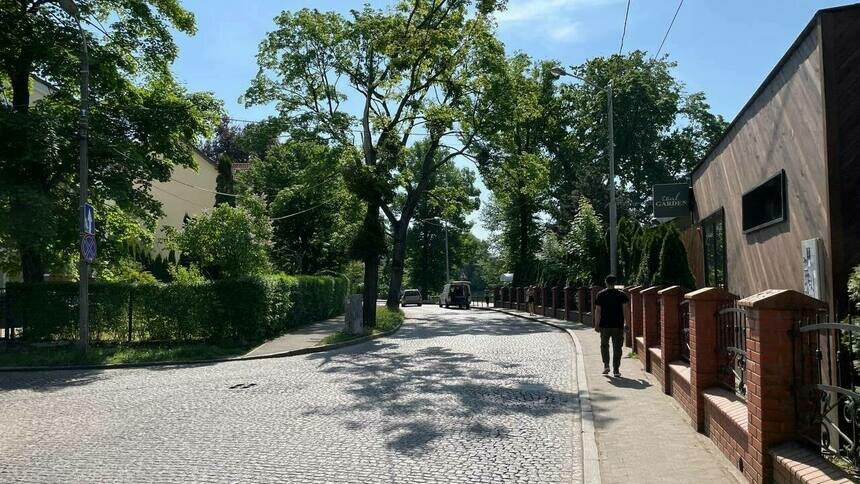 По требованию прокуратуры на Верхнеозёрной в Калининграде расширят тротуар - Новости Калининграда | Фото: пресс-служба прокуратуры Калининградской области