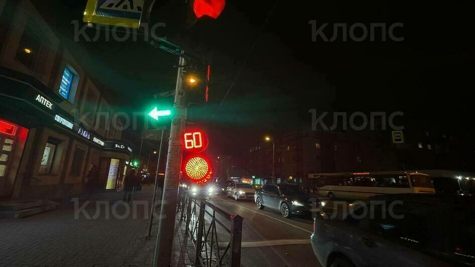«Держится на честном слове»: в Калининграде на перекрёстке Черняховского и Горького ветер сбил светофор (фото) - Новости Калининграда | Фото очевидцев