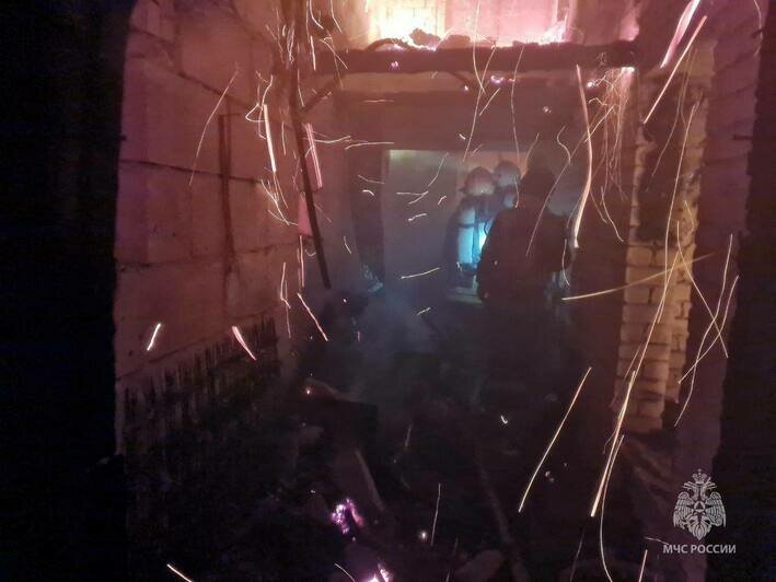 Вспыхнули второй этаж и крыша: в калининградском СНТ загорелся частный дом (фото) - Новости Калининграда | Фото: МЧС региона