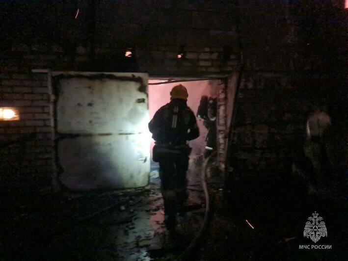 Вспыхнули второй этаж и крыша: в калининградском СНТ загорелся частный дом (фото) - Новости Калининграда | Фото: МЧС региона