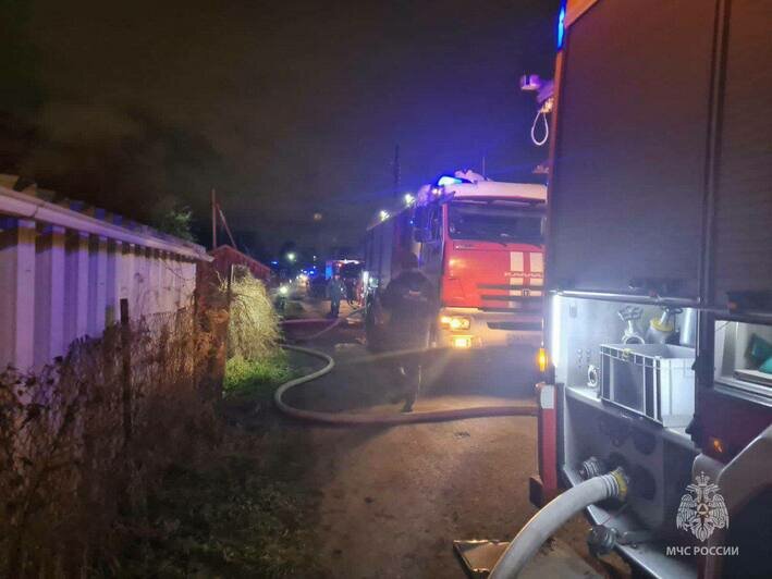 Вспыхнули второй этаж и крыша: в калининградском СНТ загорелся частный дом (фото) - Новости Калининграда | Фото: МЧС региона