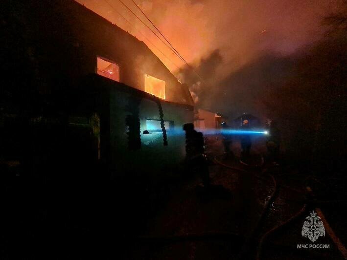 Вспыхнули второй этаж и крыша: в калининградском СНТ загорелся частный дом (фото) - Новости Калининграда | Фото: МЧС региона