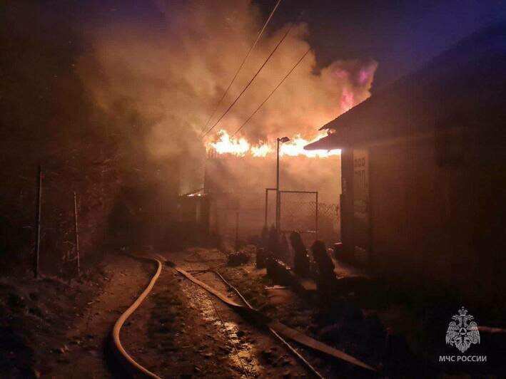 Вспыхнули второй этаж и крыша: в калининградском СНТ загорелся частный дом (фото) - Новости Калининграда | Фото: МЧС региона