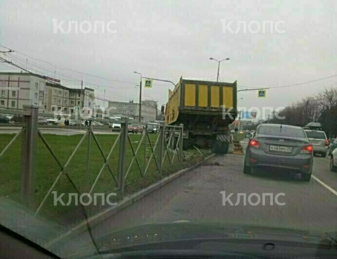 На Московском проспекте грузовик снёс часть забора (фото) - Новости Калининграда | Фото: очевидец