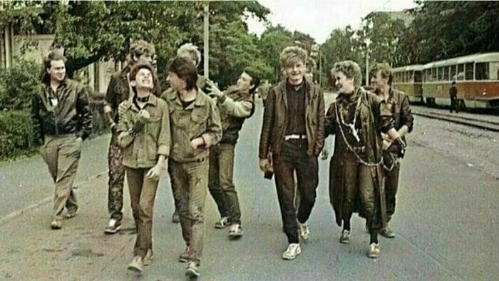Модная калининградская молодёжь на променаде у Дома печати, 1987 год. | Фото: Андрей Мулкахайнен