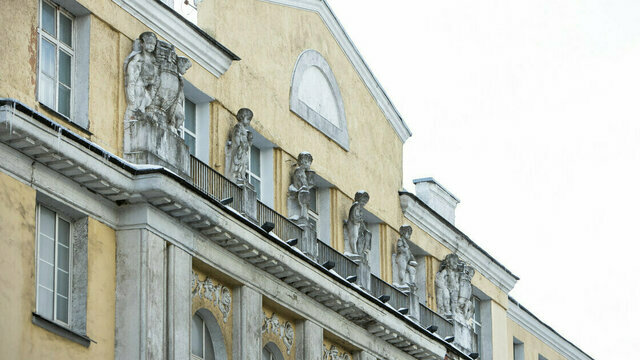 В центре Калининграда отремонтируют корпус КГТУ со скульптурами, символизирующими науки  