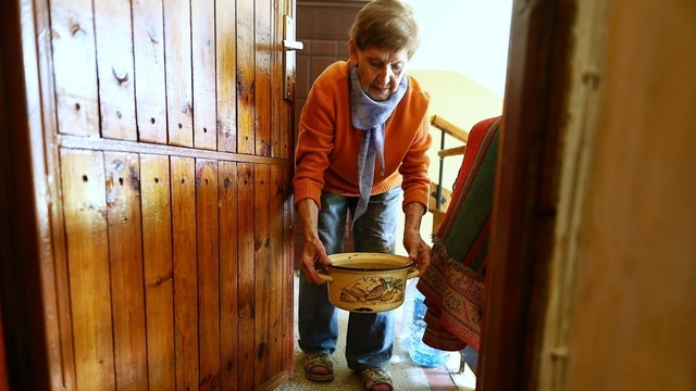 Дождь идёт — подставляй все плошки: в Калининграде второй год заливает квартиру вдовы известного спортивного журналиста  