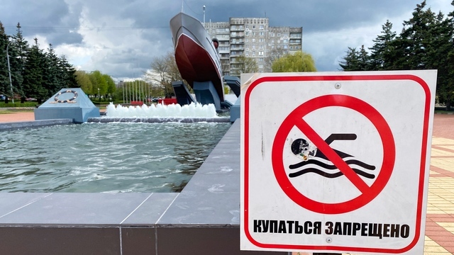 «Женщина, отстаньте!»: в Калининграде мамы купающихся в фонтане детей огрызнулись на замечание прохожей (фото) 
