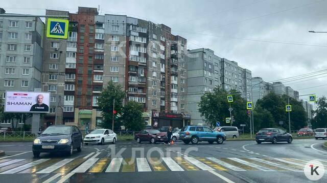 Утром в понедельник на пересечении улиц Согласия и Гайдара столкнулись два авто 