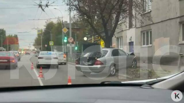 В Калининграде на Киевской машина врезалась в ограждение (видео)