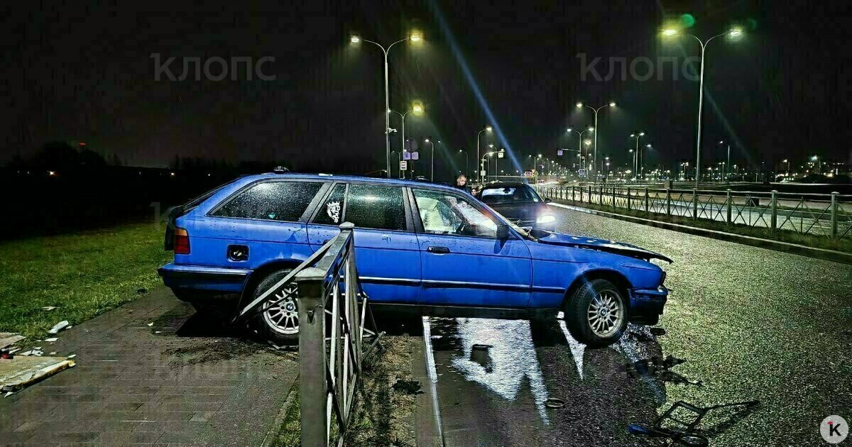 Машина потеряла управление: в Калининграде ВМW снёс ограждение на Аллее ...