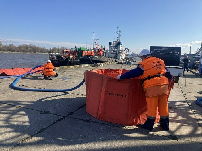 Спасатели показали, как в случае разлива нефтепродуктов будут защищать акваторию Калининградской области (фото)  - Новости Калининграда | Фото: Официальный канал ФГБУ «Морспасслужба»