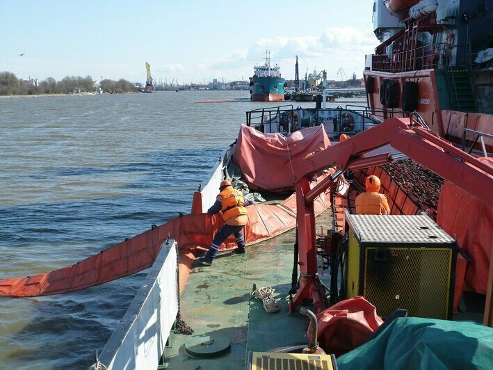 Спасатели показали, как в случае разлива нефтепродуктов будут защищать акваторию Калининградской области (фото)  - Новости Калининграда | Фото: Официальный канал ФГБУ «Морспасслужба»