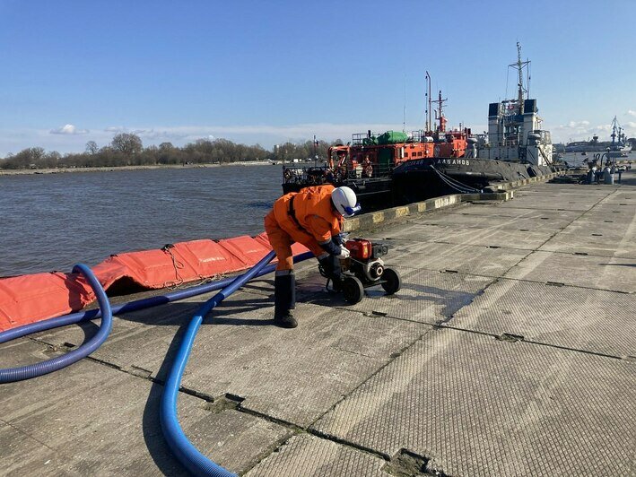Спасатели показали, как в случае разлива нефтепродуктов будут защищать акваторию Калининградской области (фото)  - Новости Калининграда | Фото: Официальный канал ФГБУ «Морспасслужба»