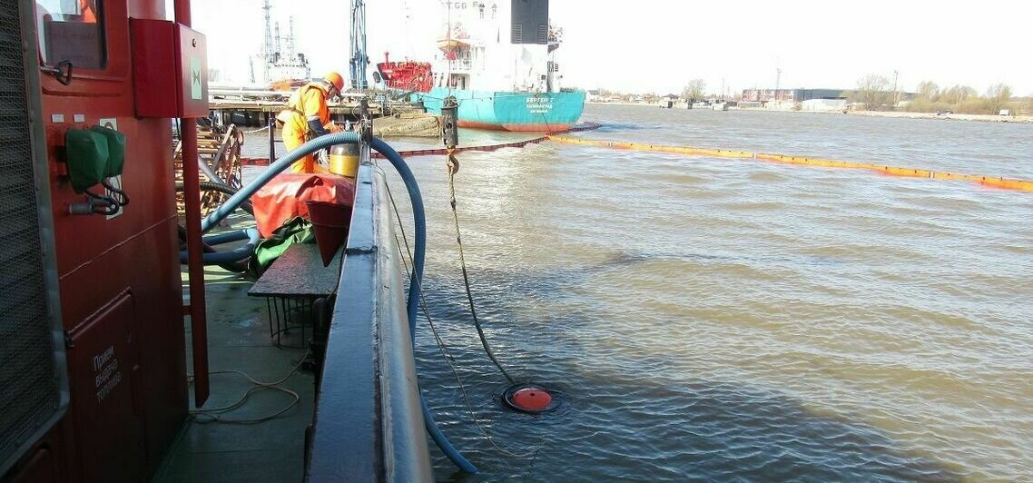 Спасатели показали, как в случае разлива нефтепродуктов будут защищать акваторию Калининградской области (фото)  - Новости Калининграда | Фото: Официальный канал ФГБУ «Морспасслужба»