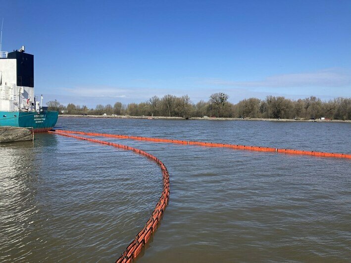 Спасатели показали, как в случае разлива нефтепродуктов будут защищать акваторию Калининградской области (фото)  - Новости Калининграда | Фото: Официальный канал ФГБУ «Морспасслужба»