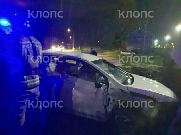 Задёргалась рука, а потом он упал на руль: в Калининграде у таксиста, который вёз пассажирку, случился приступ эпилепсии (фото)   - Новости Калининграда | Фото: очевидец