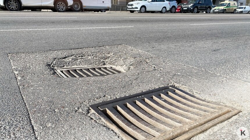 «Месяц скачем, а кто и колёса теряет»: напротив мэрии водители обнаружили опасные ловушки возле люков (фото) - Новости Калининграда | Фото: Александр Подгорчук / «Клопс»
