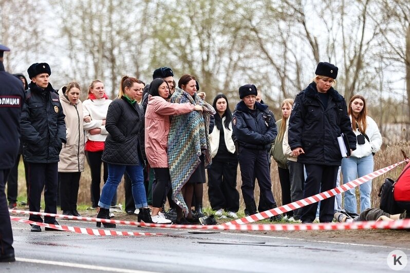 Боль, слёзы и отчаяние: фоторепортаж с места ДТП у Голубых озёр, где погибли трое парней - Новости Калининграда | Фото: Александр Подгорчук / «Клопс»