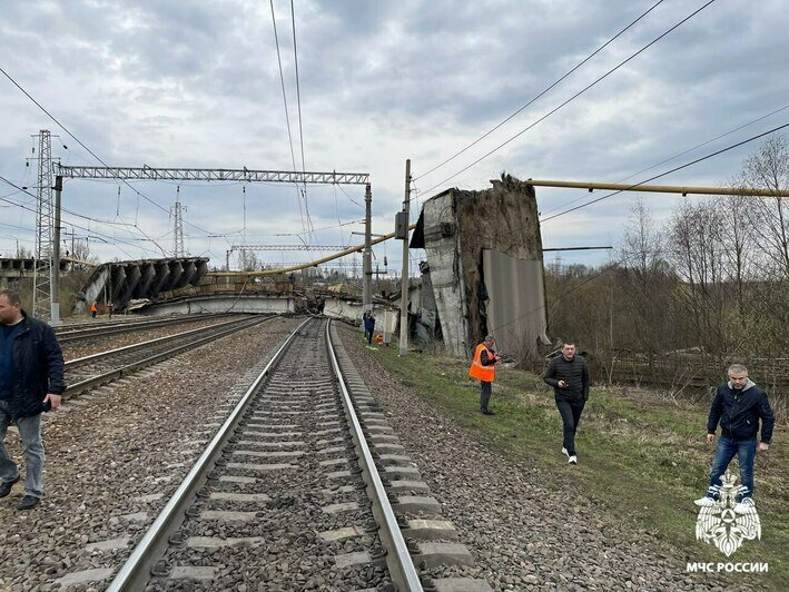 Возможны задержки поездов из Москвы: в Вязьме мост с грузовиком обрушился на железную дорогу (фото) - Новости Калининграда | Фото: пресс-служба МЧС по Смоленской области