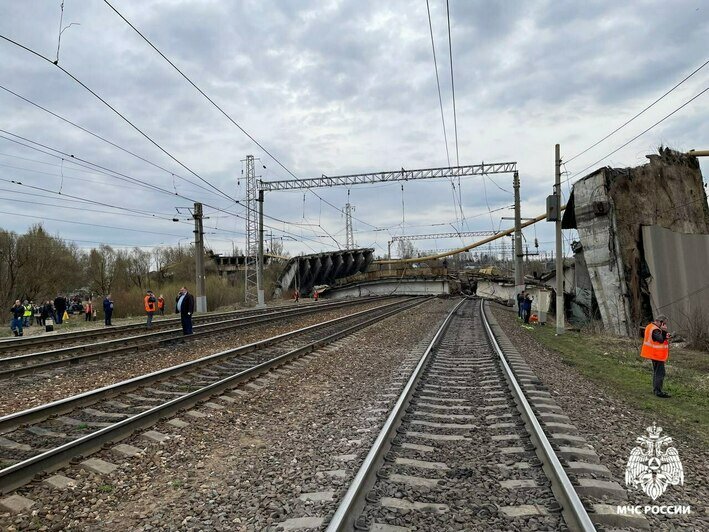 Возможны задержки поездов из Москвы: в Вязьме мост с грузовиком обрушился на железную дорогу (фото) - Новости Калининграда | Фото: пресс-служба МЧС по Смоленской области