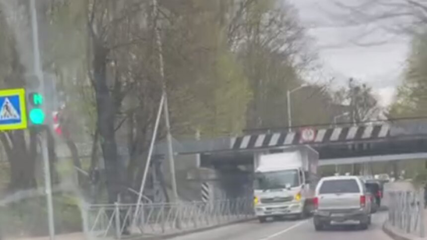 В Калининграде под «мостом глупости» застрял очередной грузовик (фото) - Новости Калининграда | Фото очевидца