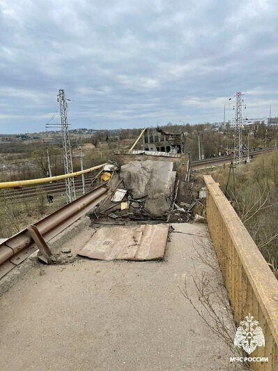 Возможны задержки поездов из Москвы: в Вязьме мост с грузовиком обрушился на железную дорогу (фото) - Новости Калининграда | Фото: пресс-служба МЧС по Смоленской области