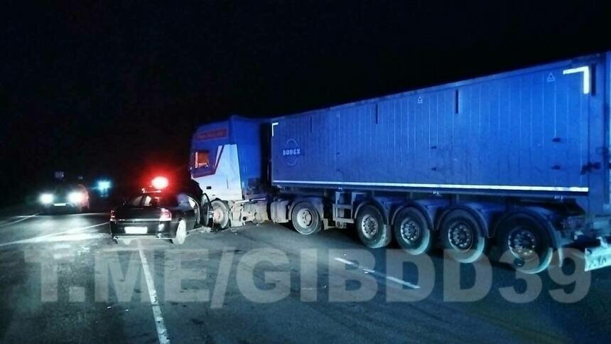 На окружной внезапно свернувшая фура столкнулась с легковушкой, есть пострадавший - Новости Калининграда | Фото: пресс-служба УМВД России по Калининградской области