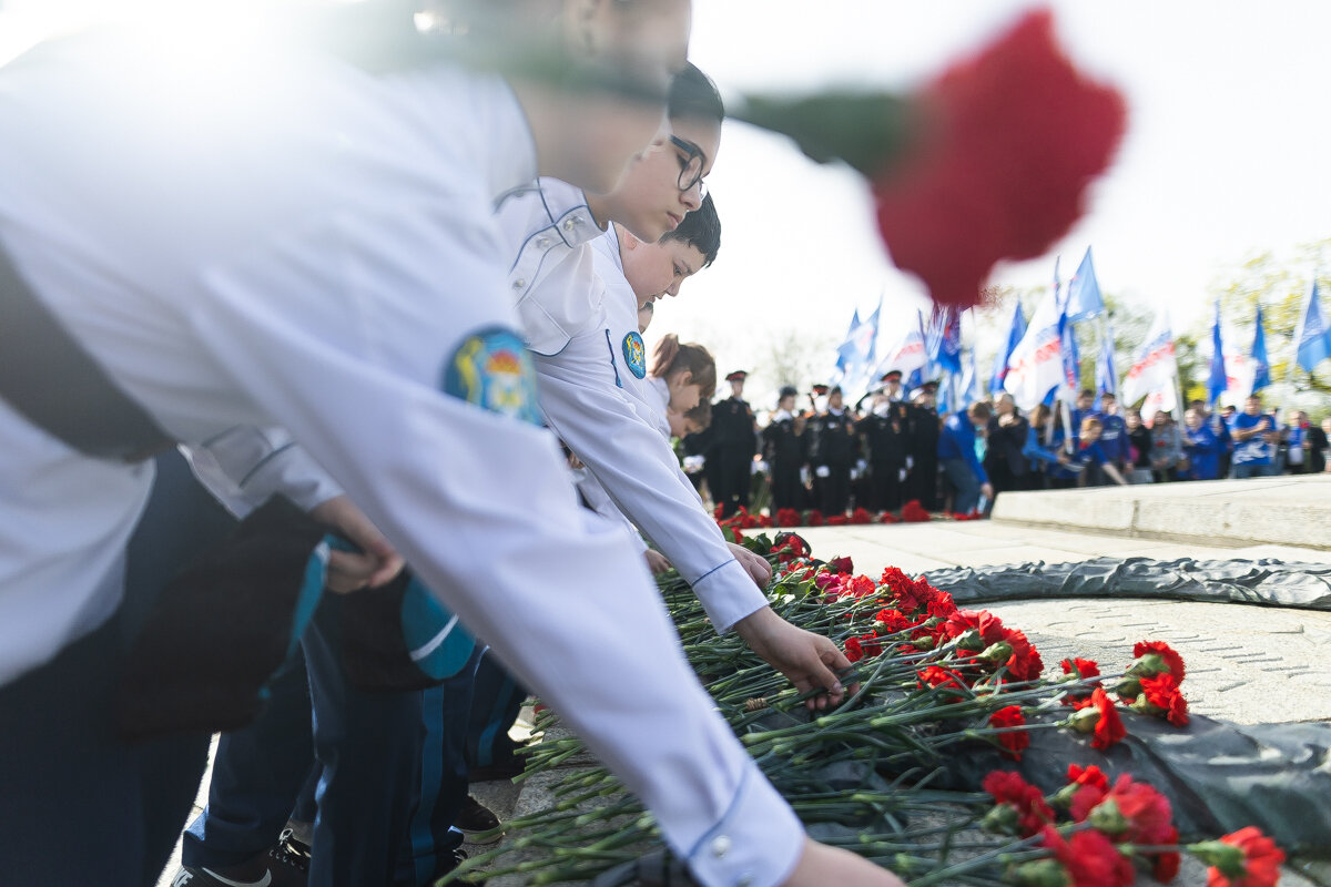 В Калининграде возложили цветы к мемориалу 1200 гвардейцам (фоторепортаж)   - Новости Калининграда | Фото: Александр Подгорчук / «Клопс»