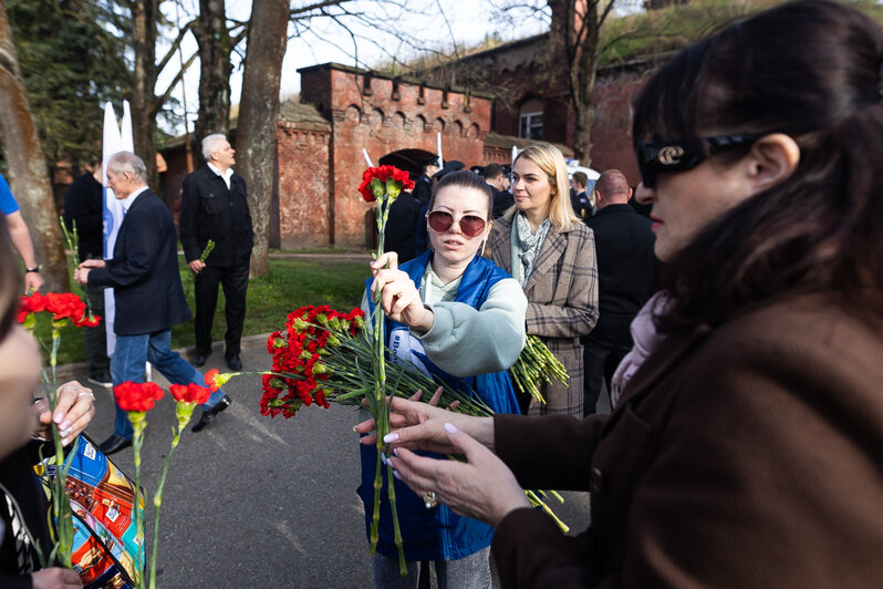 В Калининграде возложили цветы к мемориалу 1200 гвардейцам (фоторепортаж)   - Новости Калининграда | Фото: Александр Подгорчук / «Клопс»