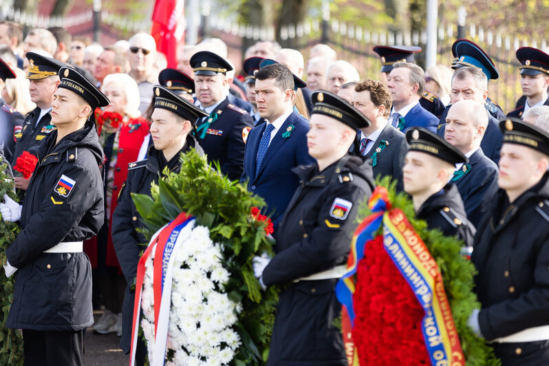 В Калининграде возложили цветы к мемориалу 1200 гвардейцам (фоторепортаж)   - Новости Калининграда | Фото: Александр Подгорчук / «Клопс»