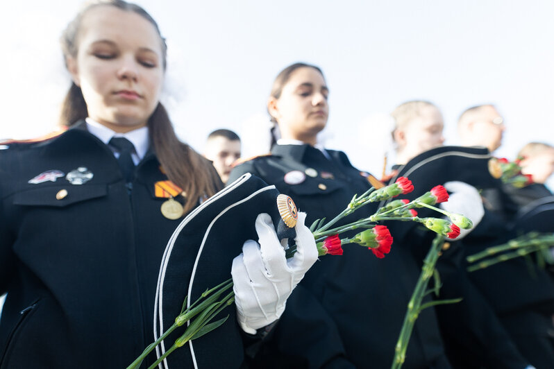 В Калининграде возложили цветы к мемориалу 1200 гвардейцам (фоторепортаж)   - Новости Калининграда | Фото: Александр Подгорчук / «Клопс»