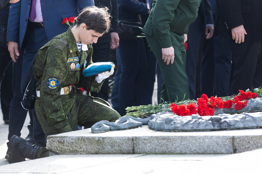 Фото дня: курсант у мемориала 1200 гвардейцам в годовщину штурма Кёнигсберга   - Новости Калининграда | Фото: Александр Подгорчук / «Клопс»