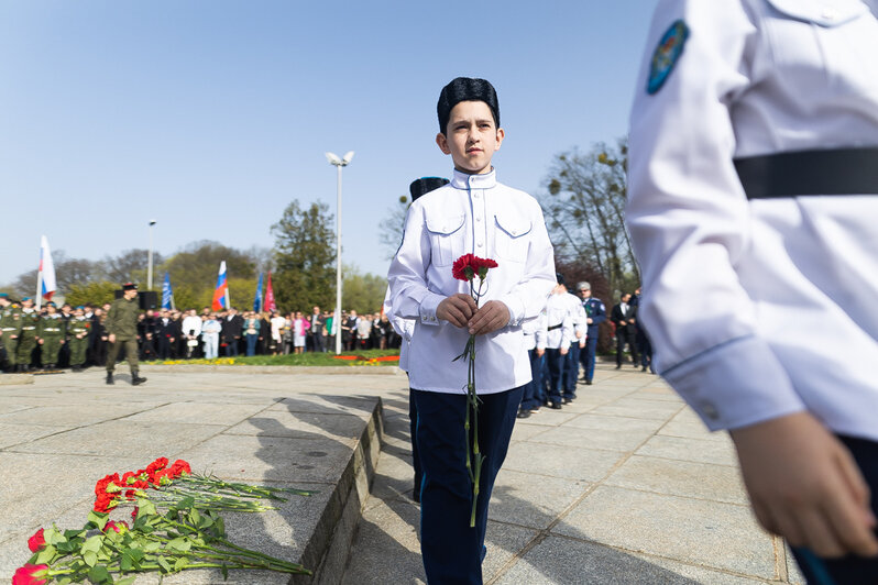 В Калининграде возложили цветы к мемориалу 1200 гвардейцам (фоторепортаж)   - Новости Калининграда | Фото: Александр Подгорчук / «Клопс»