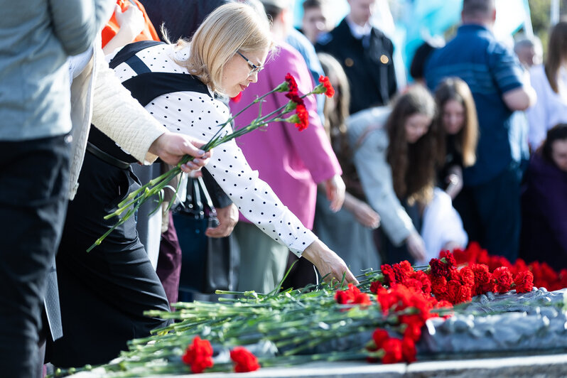 В Калининграде возложили цветы к мемориалу 1200 гвардейцам (фоторепортаж)   - Новости Калининграда | Фото: Александр Подгорчук / «Клопс»