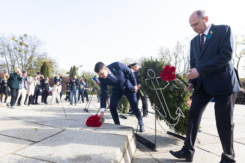 В Калининграде возложили цветы к мемориалу 1200 гвардейцам (фоторепортаж)   - Новости Калининграда | Фото: Александр Подгорчук / «Клопс»