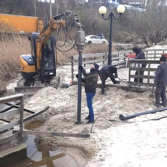 В Янтарном снова занялись ремонтом променада: закончили мостик и приступают к водной части (фото)  - Новости Калининграда | Фото: администрация Янтарного округа